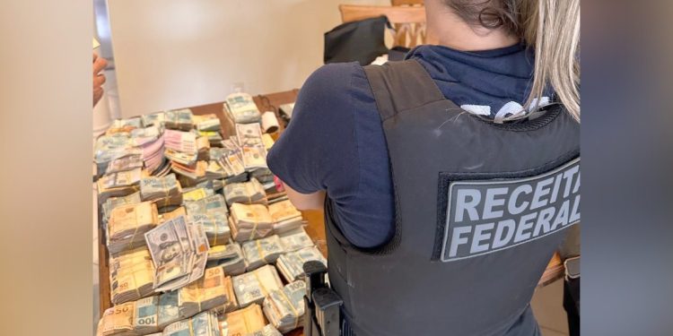 Operação Mare Liberum: Receita Federal apreende 350 mil dólares e R$ 1 milhão com auditores