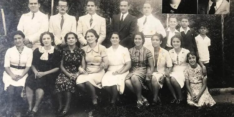 Meus avós, no detalhe, tiveram 23 filhos. Cinco morreram bebês e um aos 20 anos. Ficaram os 17 da foto. Minha mãe, Dinah, é a terceira da direita para a esquerda — Foto: Arquivo pessoal