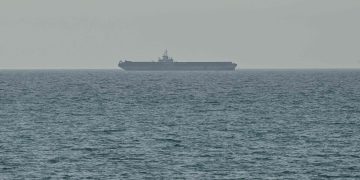 Petróleo dispara após apreensão de navio iraniano e tensão no Estreito de Ormuz