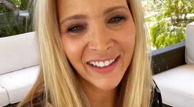 Phoebe de 'Friends', Lisa Kudrow expõe roteiristas da série: 'Havia coisas maldosas nos bastidores'