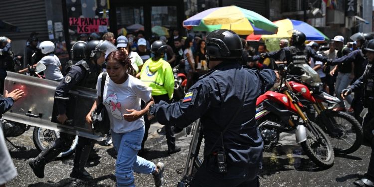 Polícia dispersa marcha rumo ao palácio presidencial da Venezuela; manifestantes protestam por melhorias salariais