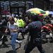 Polícia dispersa marcha rumo ao palácio presidencial da Venezuela; manifestantes protestam por melhorias salariais