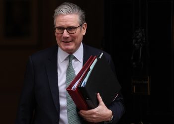 Premier britânico descarta se demitir por nomear ex-embaixador ligado a Epstein