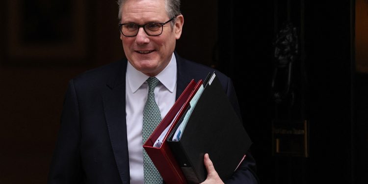 Premier britânico descarta se demitir por nomear ex-embaixador ligado a Epstein