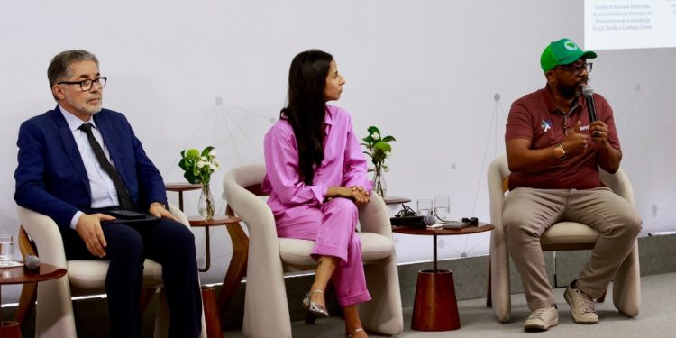 Da esquerda para a direita: Luiz Carlos Everton de Farias (MDS), Maria Siqueira (Pacto Contra a Fome) e Roberto Rocha (Ancat). — Foto: Rodrigo Peixoto/G.Lab