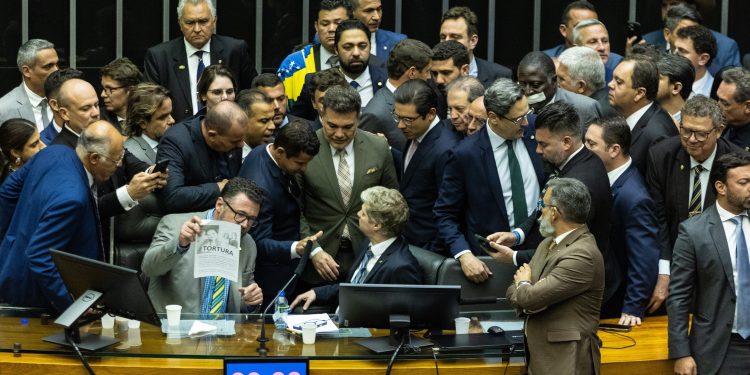 Relator no Conselho de Ética vota para suspender por dois meses mandato de deputados que ocuparam Mesa Diretora