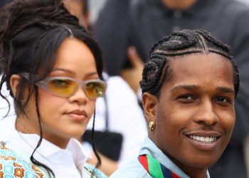 Rihanna responde rumores de gravidez com deboche e viraliza: 'O bebê está no útero com a gente?'