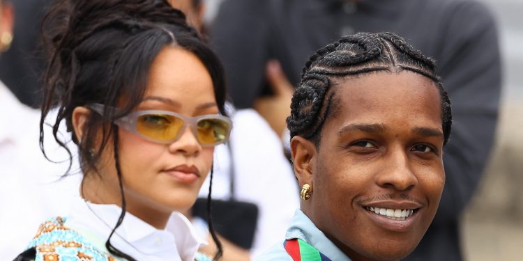 Rihanna responde rumores de gravidez com deboche e viraliza: 'O bebê está no útero com a gente?'