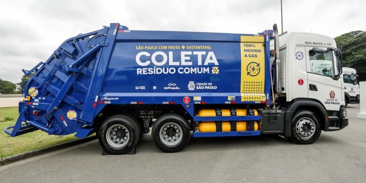 São Paulo tem quase 200 veículos elétricos e movidos a biometano, combustível renovável, que fazem a coleta de resíduos — Foto: Fotos Marcelo Pereira/Secom