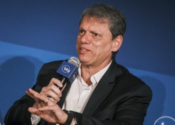 Tarcísio nega que saída de ex-chefe da PM foi motivada por citação em investigação da Corregedoria