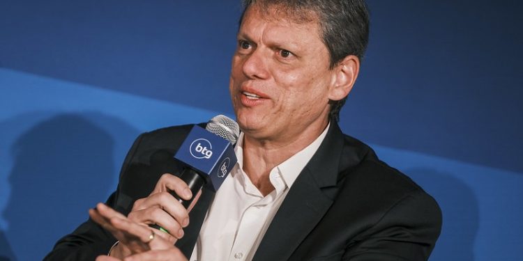 Tarcísio nega que saída de ex-chefe da PM foi motivada por citação em investigação da Corregedoria