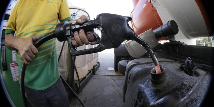 Tensões no Oriente Médio já elevaram preço do diesel em 21,75%, mostra levantamento