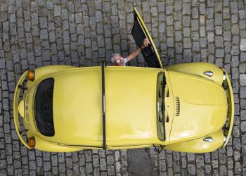 Trinta anos após sair de linha, o Fusca é cada vez mais icônico: atrai olhares, coleciona fãs e inspira histórias de amor
