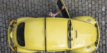 Trinta anos após sair de linha, o Fusca é cada vez mais icônico: atrai olhares, coleciona fãs e inspira histórias de amor