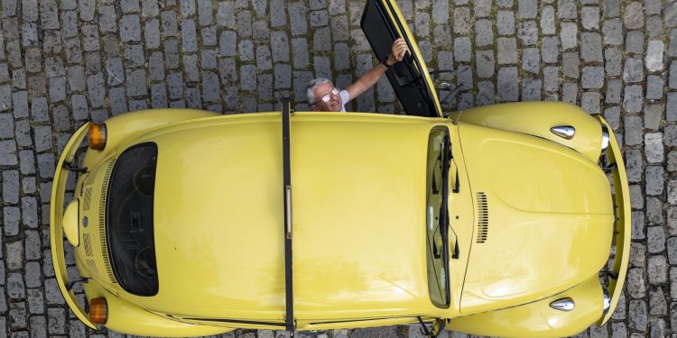 Trinta anos após sair de linha, o Fusca é cada vez mais icônico: atrai olhares, coleciona fãs e inspira histórias de amor