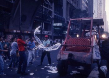 Manifestantes contrários arrancam faixa de trator da comitiva de Caiado — Foto: Carlos Ivan/Agência O GLOBO