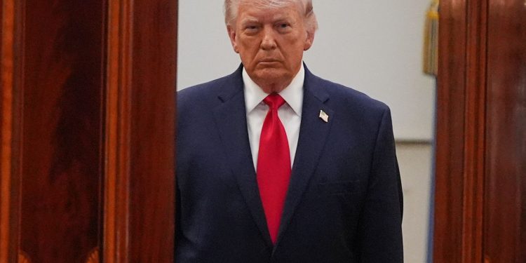 Trump é retirado às pressas de jantar na Casa Branca após cinco disparos; veja vídeo