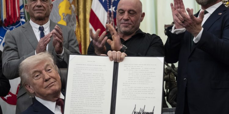 Trump flexibiliza restrições a drogas psicodélicas nos EUA