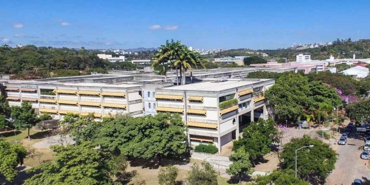 UFMG se pronuncia sobre briga entre ex-deputado e estudantes: 'episódio de tensão e violência'
