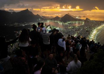 Um dia após visitantes ficarem 'ilhados', topo do Morro Dois Irmãos fica lotado no nascer do sol