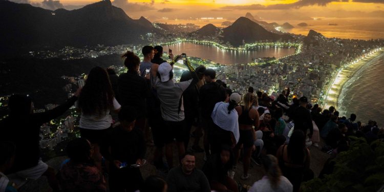 Um dia após visitantes ficarem 'ilhados', topo do Morro Dois Irmãos fica lotado no nascer do sol