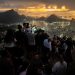Um dia após visitantes ficarem 'ilhados', topo do Morro Dois Irmãos fica lotado no nascer do sol