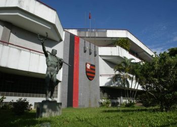 Um tombo em frente à sede do Flamengo vira disputa na Justiça