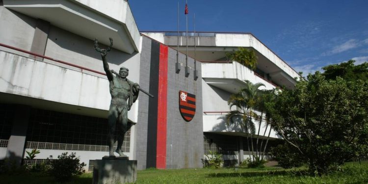 Um tombo em frente à sede do Flamengo vira disputa na Justiça