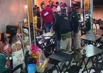 Vídeo: agente da PRF salva menino que se engasgou com pedaço de pizza em restaurante de Itaboraí