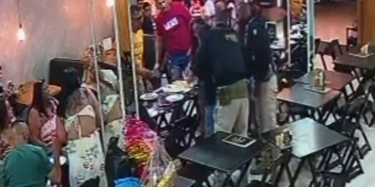 Vídeo: agente da PRF salva menino que se engasgou com pedaço de pizza em restaurante de Itaboraí