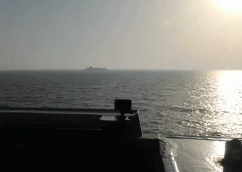 Vídeo mostra momento em que militares dos EUA atacam navio de carga do Irã; veja