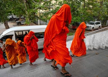 Grupo de 22 monges budistas é preso em aeroporto do Sri Lanka com carga recorde de maconha; entenda — Foto: ISHARA S. KODIKARA / AFP