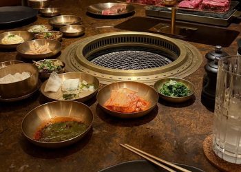 Proposta do Lavva é trazer cortes premium de carne ao lado de banchans (acompanhamentos coreanos múltiplos) — Foto: Ian Oliver