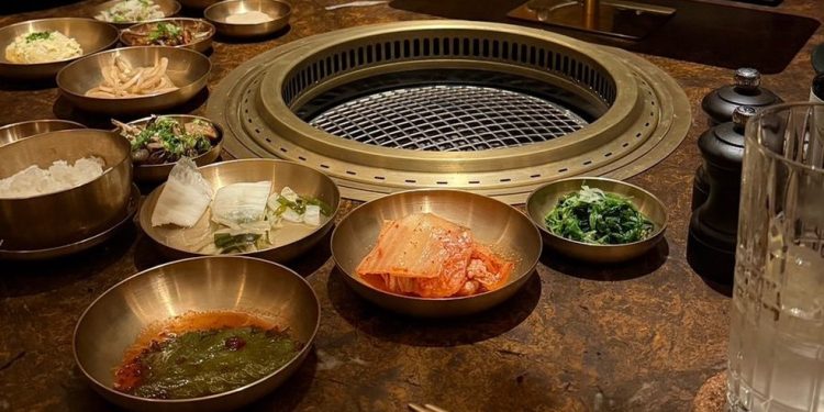 Proposta do Lavva é trazer cortes premium de carne ao lado de banchans (acompanhamentos coreanos múltiplos) — Foto: Ian Oliver