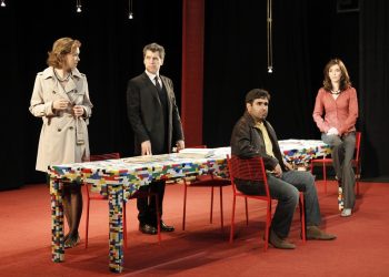 Em 2010: Julia Lemmertz, Paulo Betti, Orã Figueiredo e Deborah Evelyn em "O deus da carnificina" — Foto: Mônica Imbuzeiro/Agência O Globo