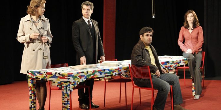 Em 2010: Julia Lemmertz, Paulo Betti, Orã Figueiredo e Deborah Evelyn em "O deus da carnificina" — Foto: Mônica Imbuzeiro/Agência O Globo