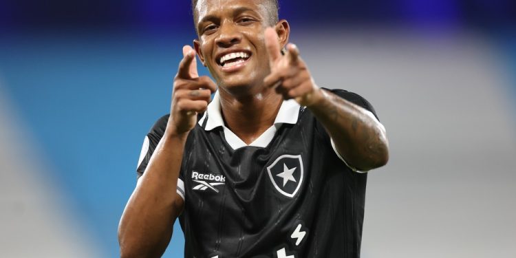 Danilo caminha a passos largos para a Copa do Mundo — Foto: Vítor Silva/Botafogo