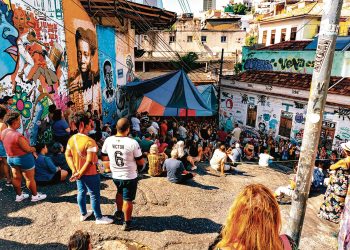 ‘Walking tours’ ganham adeptos entre turistas e moradores que buscam conhecer diferentes facetas do Rio