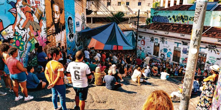 ‘Walking tours’ ganham adeptos entre turistas e moradores que buscam conhecer diferentes facetas do Rio