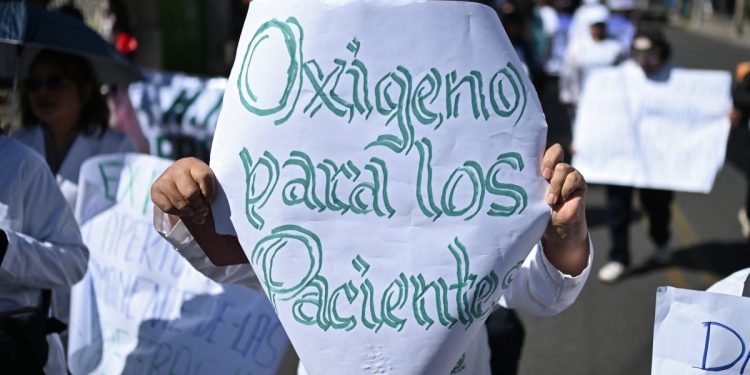 'Para os pacientes, oxigênio e comida': Médicos denunciam colapso hospitalar durante marcha contra bloqueios na Bolívia