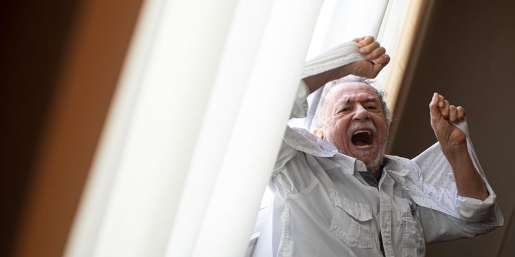 À beira dos 90 anos e em atividade, Tom Zé admite: ‘Não tenho queixa de nada’