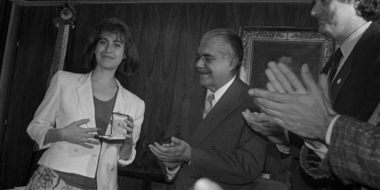 Fernanda Torres sob os aplausos do então presidente, José Sarney, em 1986 — Foto: Sérgio Marques/Agência O GLOBO