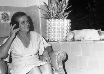 Dona Matilde, mãe de Zico, com radinho para ouvir jogo do Flamengo em 1976 — Foto: Anibal Philot/Agência O GLOBO