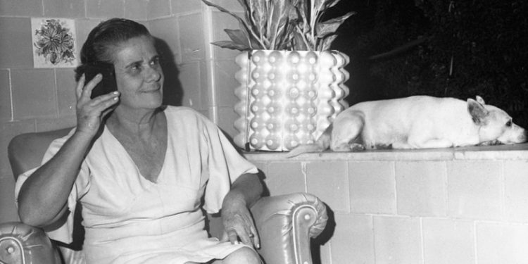 Dona Matilde, mãe de Zico, com radinho para ouvir jogo do Flamengo em 1976 — Foto: Anibal Philot/Agência O GLOBO
