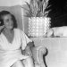 Dona Matilde, mãe de Zico, com radinho para ouvir jogo do Flamengo em 1976 — Foto: Anibal Philot/Agência O GLOBO