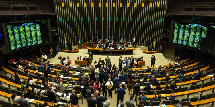Alcolumbre indica que PEC do fim da escala 6x1 passará por comissões, mas com votação antes da eleição