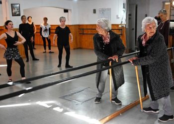 A bailarina Evelyn Cordero, de 20 anos, ensina alunos de 50 a 80 anos durante uma aula no Conservatório de Dança Experimental em Santiago, em 19 de maio de 2026 — Foto: RODRIGO ARANGUA / AFP