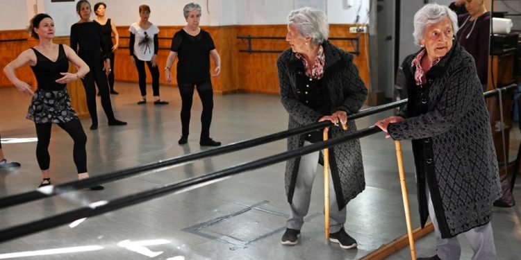 A bailarina Evelyn Cordero, de 20 anos, ensina alunos de 50 a 80 anos durante uma aula no Conservatório de Dança Experimental em Santiago, em 19 de maio de 2026 — Foto: RODRIGO ARANGUA / AFP