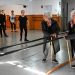 A bailarina Evelyn Cordero, de 20 anos, ensina alunos de 50 a 80 anos durante uma aula no Conservatório de Dança Experimental em Santiago, em 19 de maio de 2026 — Foto: RODRIGO ARANGUA / AFP