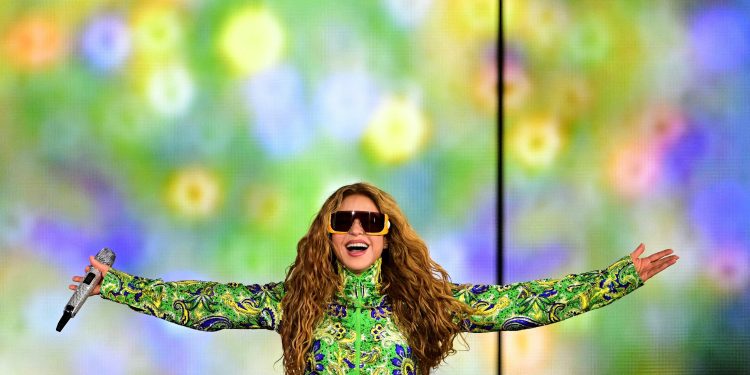 Apontada como pivô de divórcio de Shakira e Piqué, Clara Chía mantém discrição e bloqueia comentários nas redes